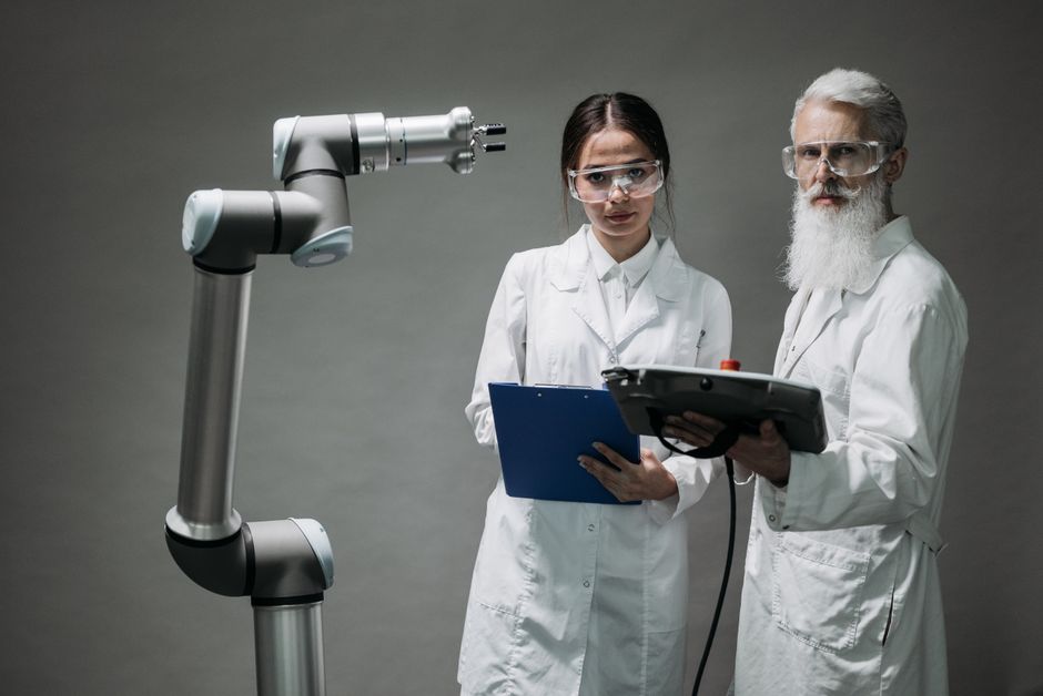 Znanstvenici analiziraju robotsku ruku