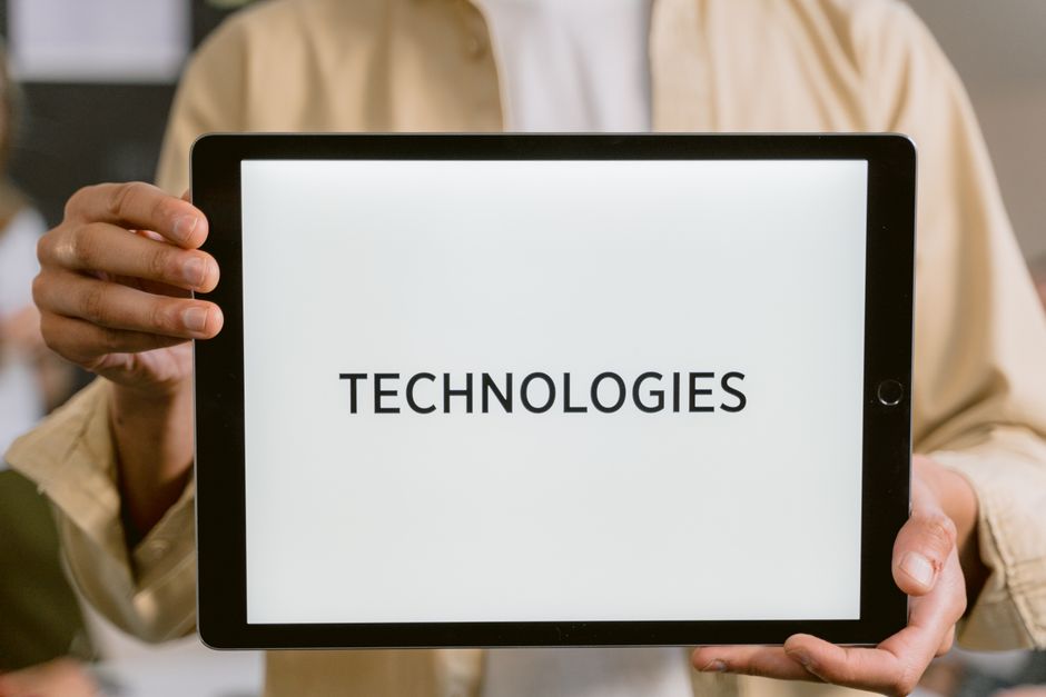 Tablet s natpisom Technologies
